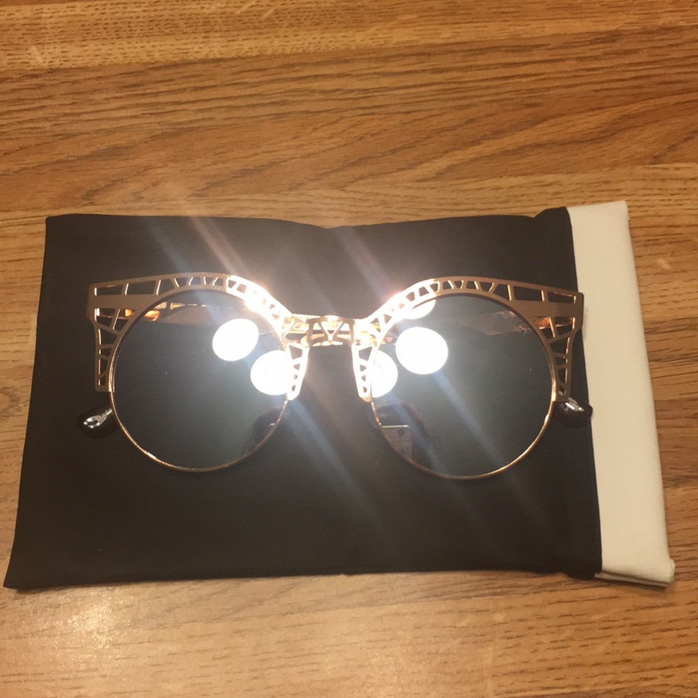 NWOT Quay Mirror Sunglasses in Fleur